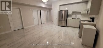 32 Wellington St E in Aurora, ON - Building Photo