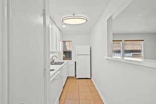 8100 Seawall Blvd in Galveston, TX - Building Photo