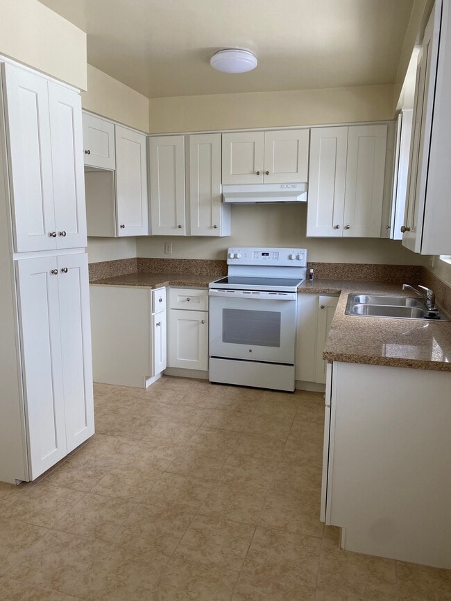 4532 W 173rd St, Unit 4