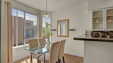 Pavilions on Central Apartments in Phoenix, AZ - Foto de edificio - Building Photo