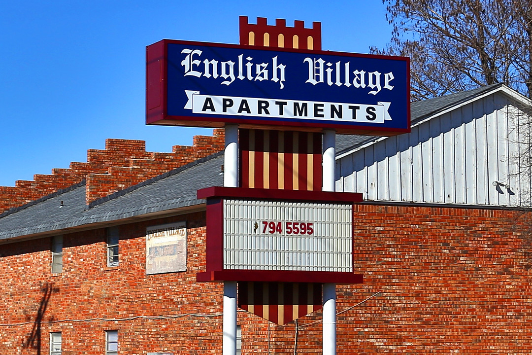 English Village in Oklahoma City, OK - Foto de edificio