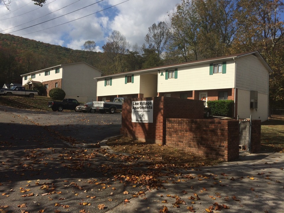 Lee Village Apartments in Harriman, TN - Building Photo