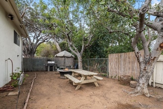 5304 Monroe Ave in San Diego, CA - Foto de edificio - Building Photo