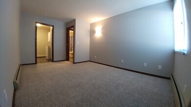 2204 Valleyhigh Dr NW, Unit D103 in Rochester, MN - Building Photo - Building Photo
