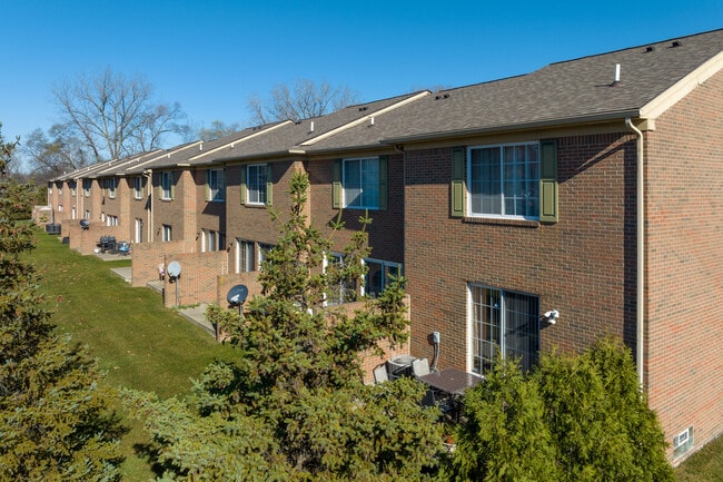 Newport Park Condos in Livonia, MI - Foto de edificio - Building Photo