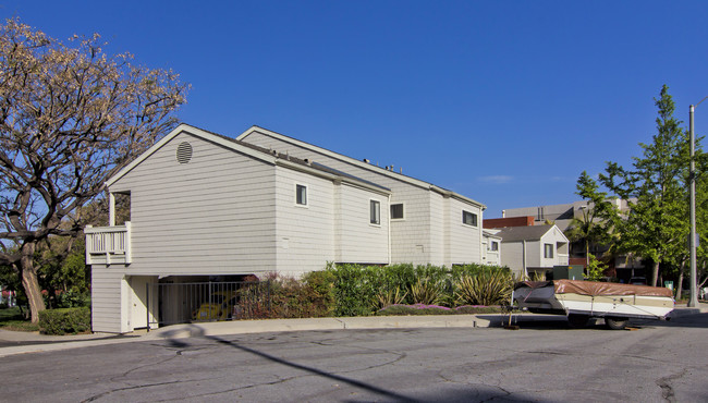 Vista La Cumbre in Santa Barbara, CA - Foto de edificio - Building Photo