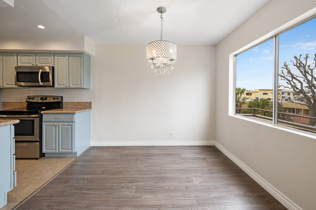 5353 Yarmouth Ave in Los Angeles, CA - Building Photo - Building Photo