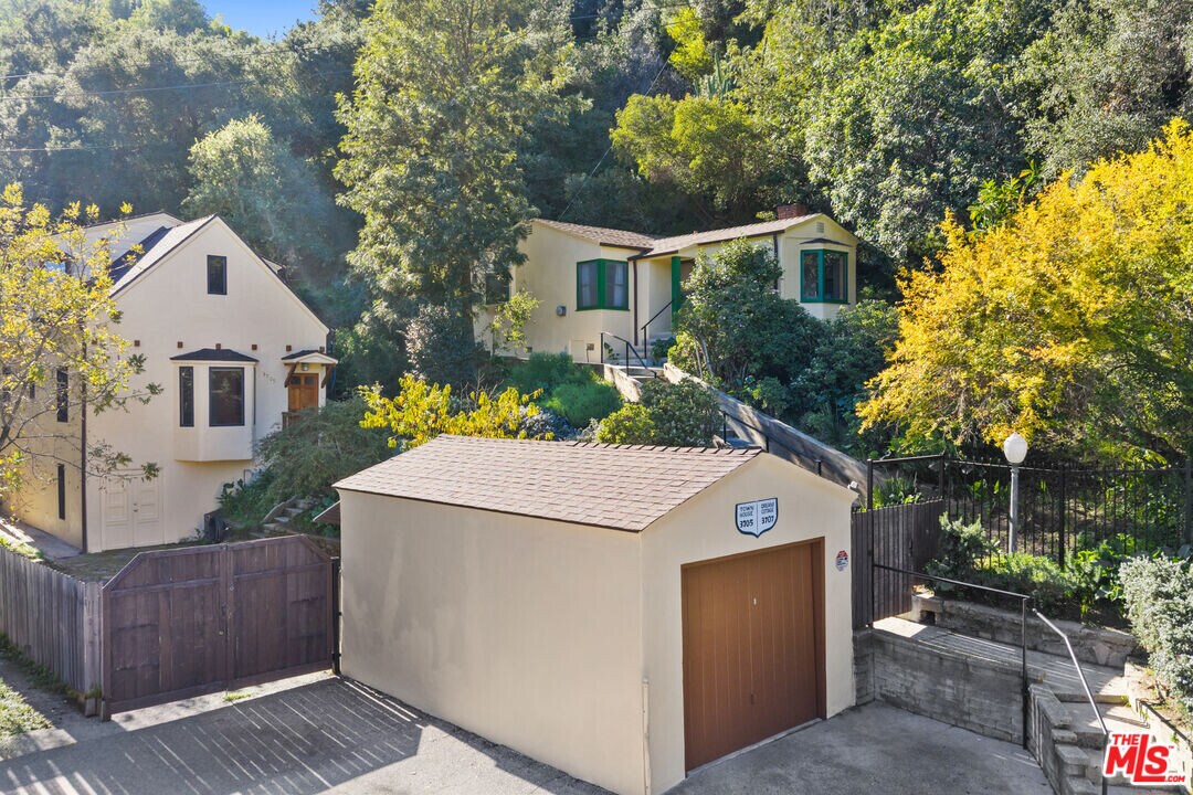 3705 Fredonia Dr in Los Angeles, CA - Building Photo