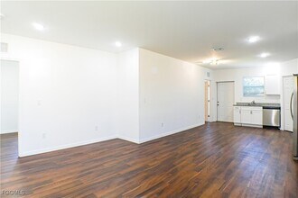 3309 Armstrong Ct in Ft. Myers, FL - Foto de edificio - Building Photo