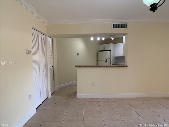 9735 Fontainebleau Blvd in Miami, FL - Building Photo - Building Photo