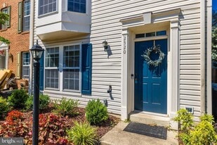 2520 Banshire Dr in Herndon, VA - Building Photo