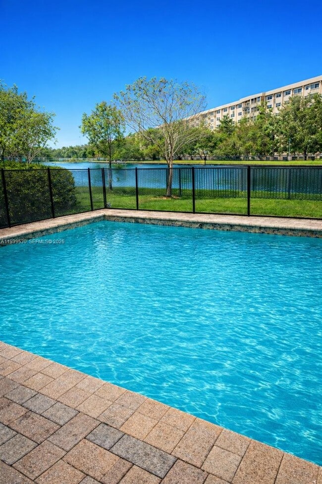 909 NE 193rd Terrace in Miami, FL - Building Photo - Building Photo