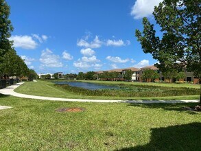 10283 Wellington Parc Dr in Wellington, FL - Building Photo - Building Photo