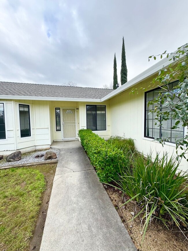 1575 Fresia Way in Redding, CA - Building Photo - Building Photo