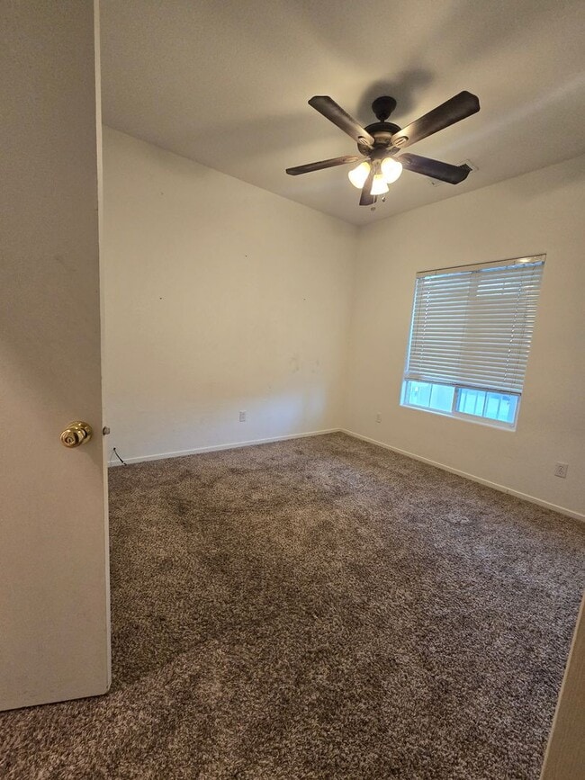 2068 W Merritt St in Hanford, CA - Building Photo - Building Photo