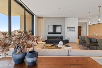 5000 N Camelback Rdg Dr, Unit 302 in Scottsdale, AZ - Foto de edificio - Building Photo