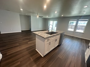 374 W Main St in Turlock, CA - Building Photo - Building Photo