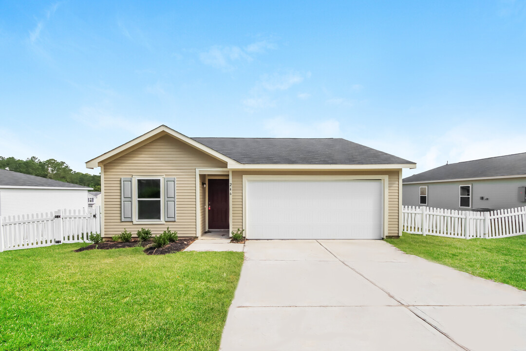 428 Goldenrod in Livingston, TX - Building Photo