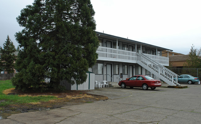 Bettis Apartments in Roseburg, OR - Foto de edificio - Building Photo