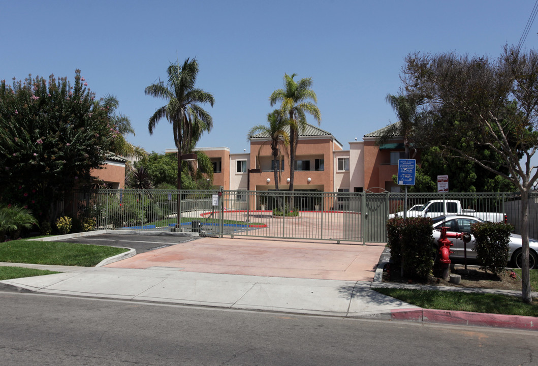 Live Oak Gardens in Cudahy, CA - Building Photo