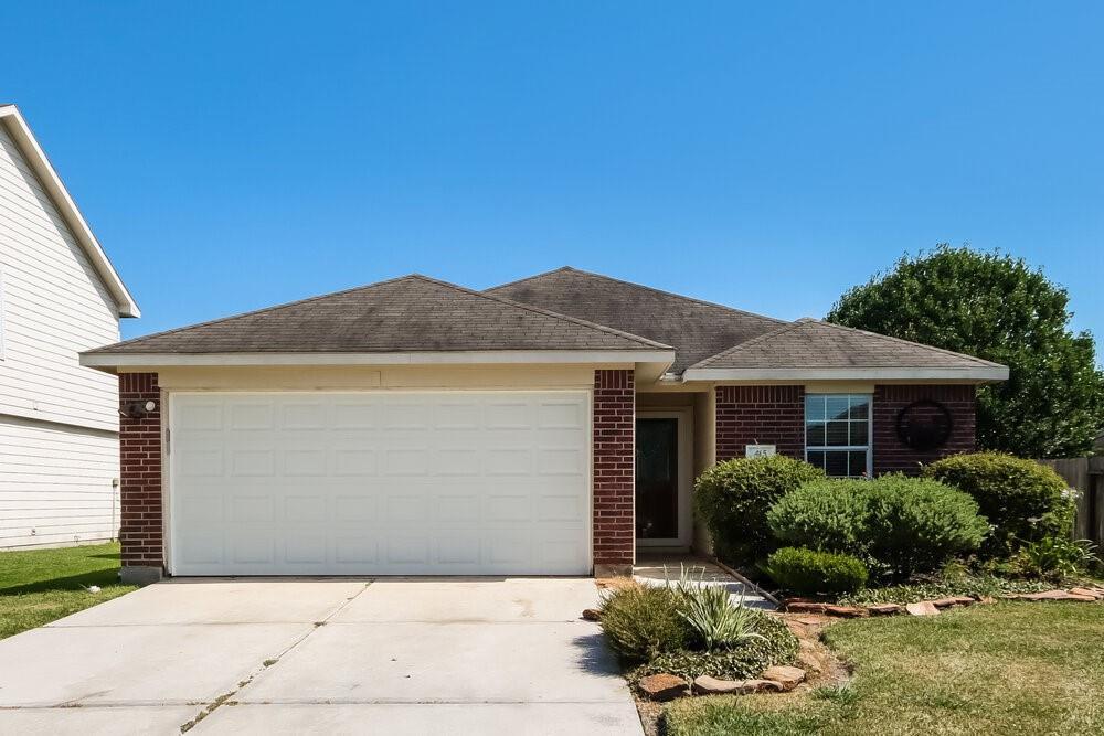 415 Crosby Village Dr in Crosby, TX - Building Photo