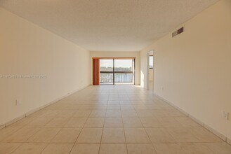 10288 NW 9th St Cir in Miami, FL - Building Photo - Building Photo