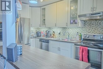 3025 The Credit Woodlands in Mississauga, ON - Building Photo - Building Photo