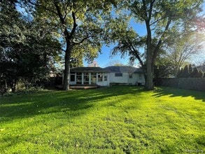 1749 E Maple Rd in Birmingham, MI - Building Photo - Building Photo