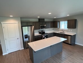 1153 S New Oak Ln in East Wenatchee, WA - Building Photo - Building Photo
