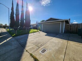 735 Wedgewood Dr in Pittsburg, CA - Building Photo