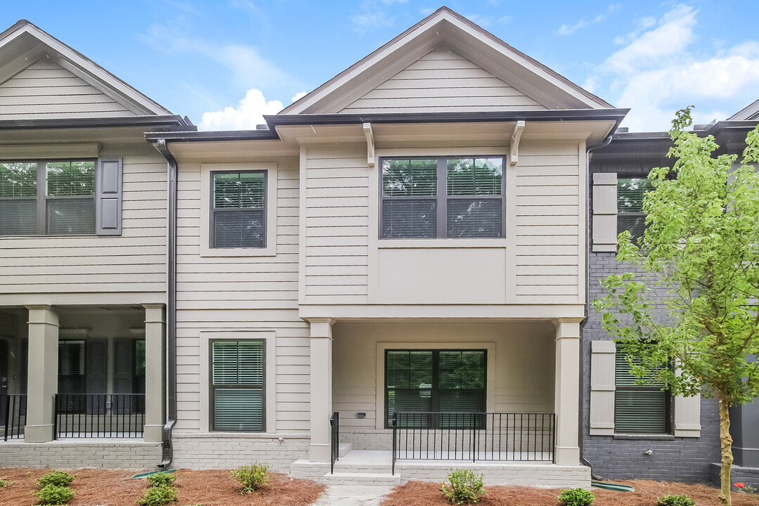 572 Elliston Pl in Ball Ground, GA - Foto de edificio