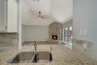 16322 Chimneystone Dr in Houston, TX - Building Photo - Building Photo