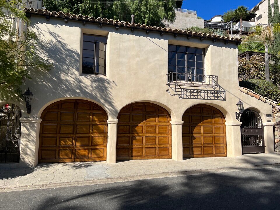 7875 Hillside Ave in Los Angeles, CA - Building Photo
