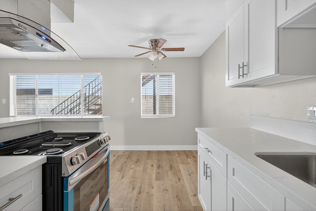 1036 St Louis Ave in Long Beach, CA - Building Photo