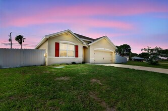 393 SW Tarra Ave in Port St. Lucie, FL - Building Photo - Building Photo