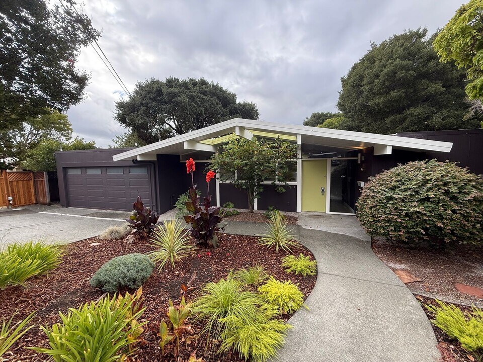 819 Greenberry Ln in San Rafael, CA - Building Photo