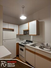 633 W Barry Ave, Unit 404 in Chicago, IL - Building Photo - Building Photo