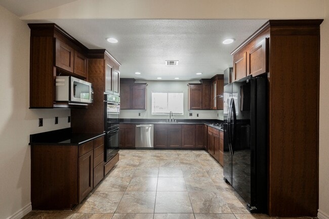 6284 Pinewood Ave in Las Vegas, NV - Building Photo - Building Photo