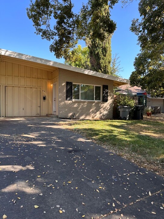 25-27-27 Simmons Way in Davis, CA - Foto de edificio