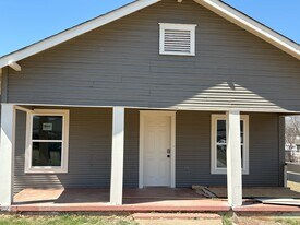 1318 S 16th St in Chickasha, OK - Building Photo