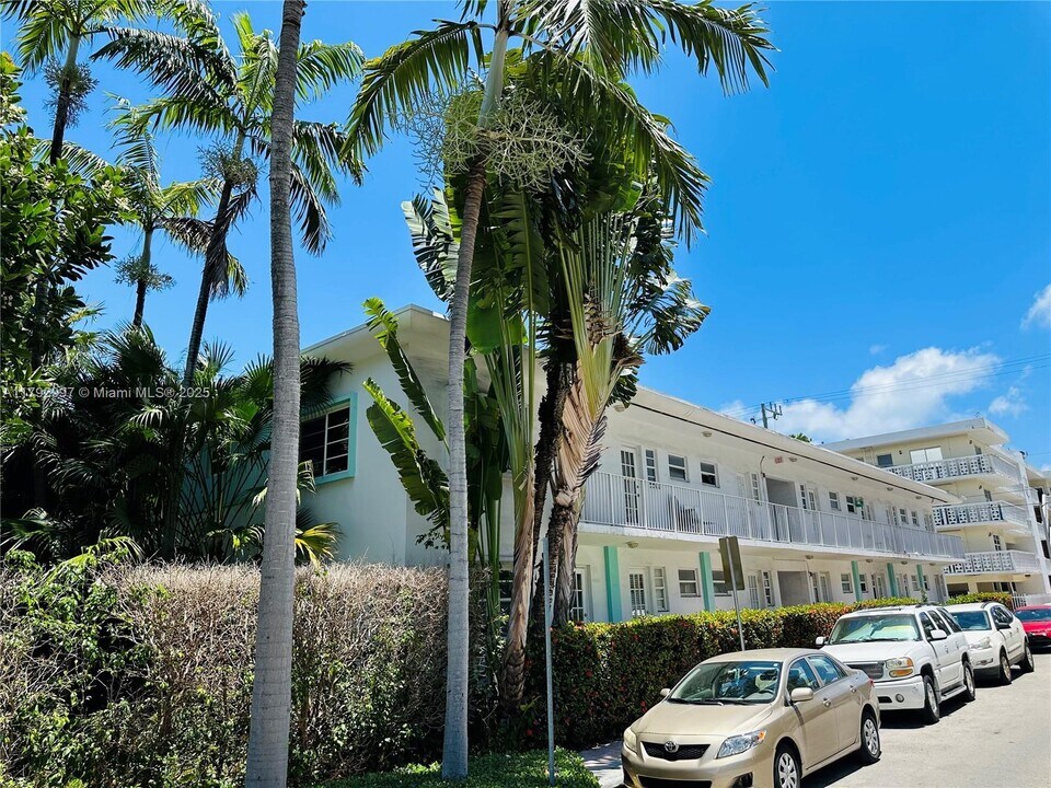 911 Meridian Ave in Miami Beach, FL - Building Photo