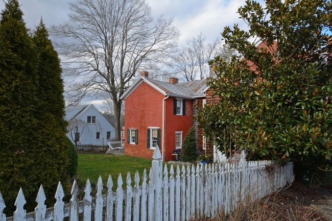 303 S Lafayette St in Lewisburg, WV - Building Photo - Building Photo