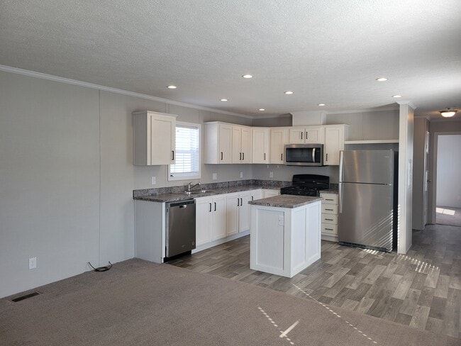 38060 Leverette Ave in Clinton Township, MI - Building Photo - Building Photo