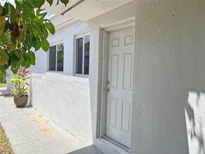 1557 NW 66th St in Miami, FL - Building Photo - Building Photo