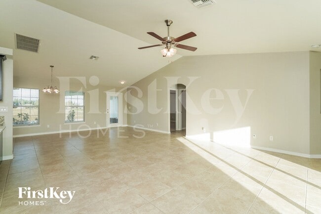 2127 NW 41st Pl in Cape Coral, FL - Building Photo - Building Photo