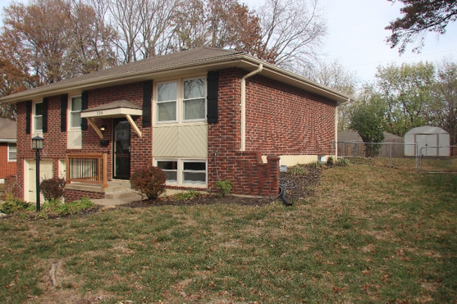 106 N 1st St in Blue Springs, MO - Foto de edificio - Building Photo