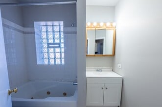 6211 S Woodlawn Ave, Unit Unit B - Room 4 in Chicago, IL - Foto de edificio - Building Photo