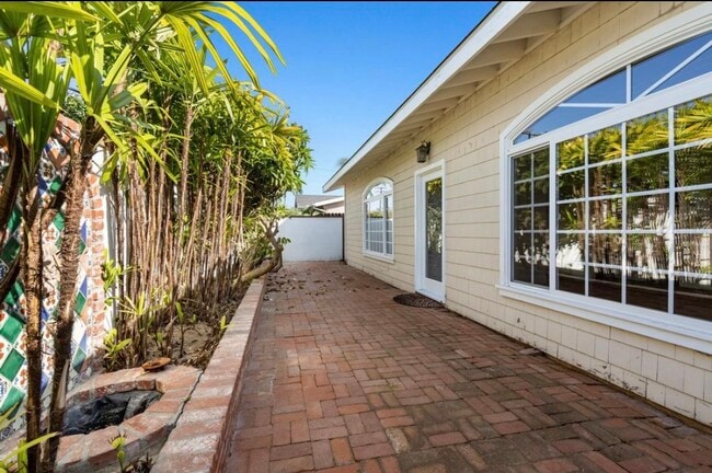 369 E 20th St in Costa Mesa, CA - Foto de edificio - Building Photo