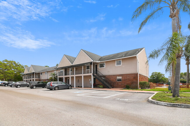 200 Country Club Dr, Unit 308 in Largo, FL - Building Photo - Building Photo