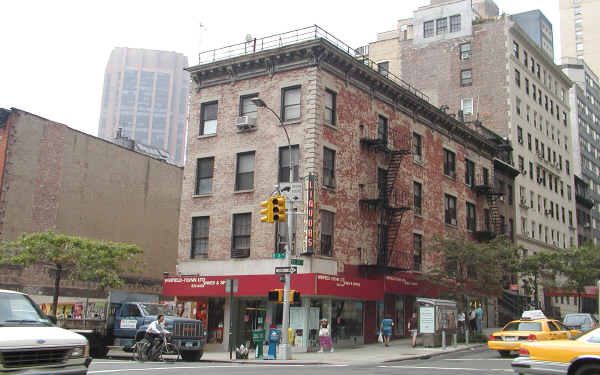 558 Third Ave in New York, NY - Building Photo